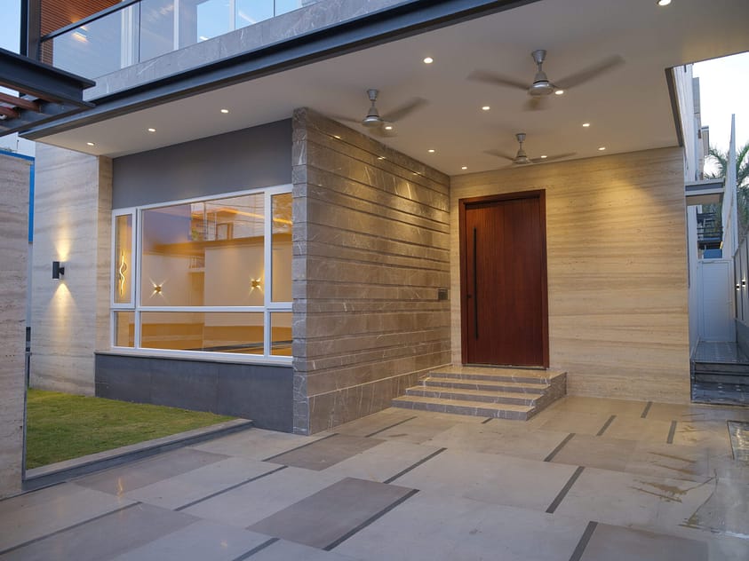 villa-enternace-gate-parking